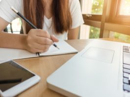 Studiu: Învăţământul online are asupra elevilor acelaşi efect ca vacanţa de vară