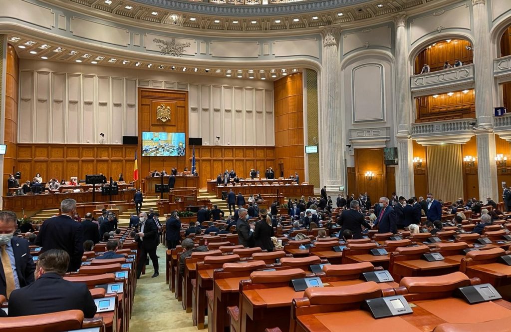 Legea care prevede pedepse până la 3 ani de închisoare pentru incitare la violenţă sau discriminare, votată de Parlament