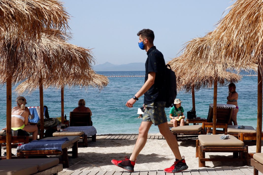 Masca nu va mai fi obligatorie în aer liber în Grecia, începând de astăzi
