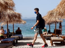 Masca nu va mai fi obligatorie în aer liber în Grecia, începând de astăzi