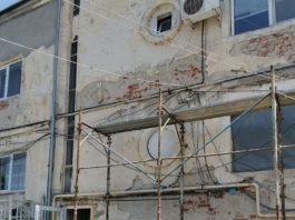 La reabilitarea clădirilor IML Craiova se lucrează de două luni. La corpul de clădire din partea dreaptă a curții s-au finalizat deja lucrările exterioare.