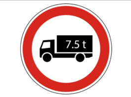 Circulaţia vehiculelor rutiere cu masa totală maximă autorizată mai mare de 7,5 tone este interzisă între orele 12.00 - 20.00