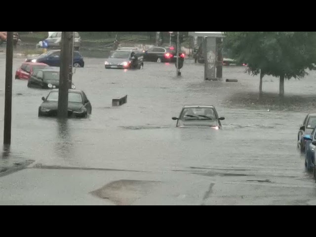 (VIDEO)Ploaia torențială din această după-amiază a inundat din nou străzile Craiovei