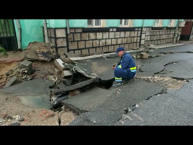 (VIDEO) Craiova, sub ape! Străzi și case inundate, copaci rupți și autoturisme avariate