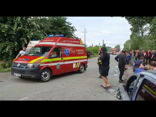 (VIDEO) Minoră rănită în accidentul din Olt, trimisă cu elicopterul la Craiova. Unul dintre șoferi a murit