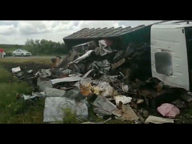 Olt: Tir încărcat cu deșeuri feroase, răsturnat în de decor