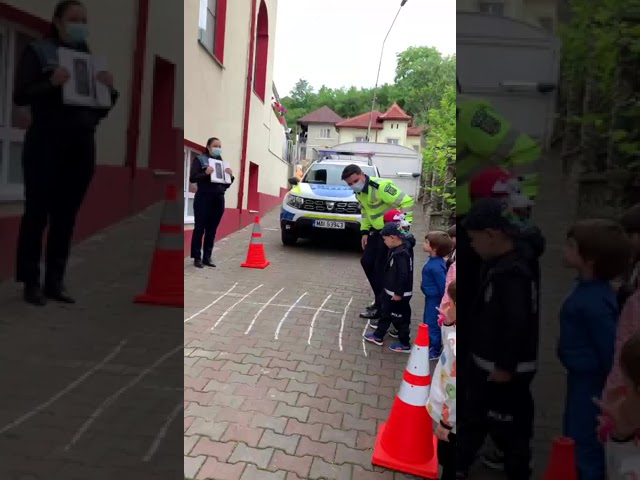 (VIDEO) Vâlcea: Polițiștii de la Rutieră, alături de preșcolari