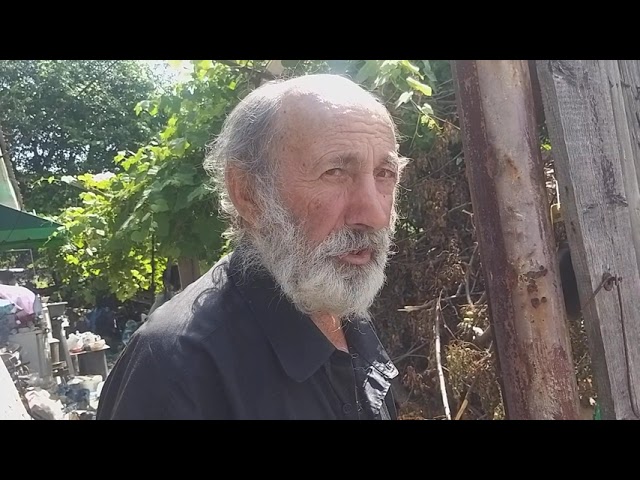 Craioveni disperaţi din cauza unui vecin care a adunat în curte munţi de gunoaie