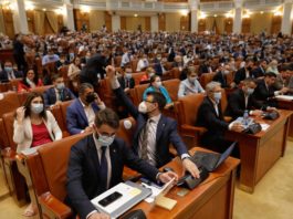 Camera Deputaţilor şi Senatul au respins, în şedinţă comună, marţi, moţiunea de cenzură iniţiată de PSD