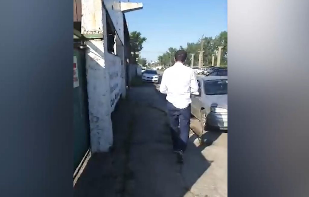 (VIDEO) Șeful Gărzii de Mediu, dat afară din curtea unei societăţi din Slatina