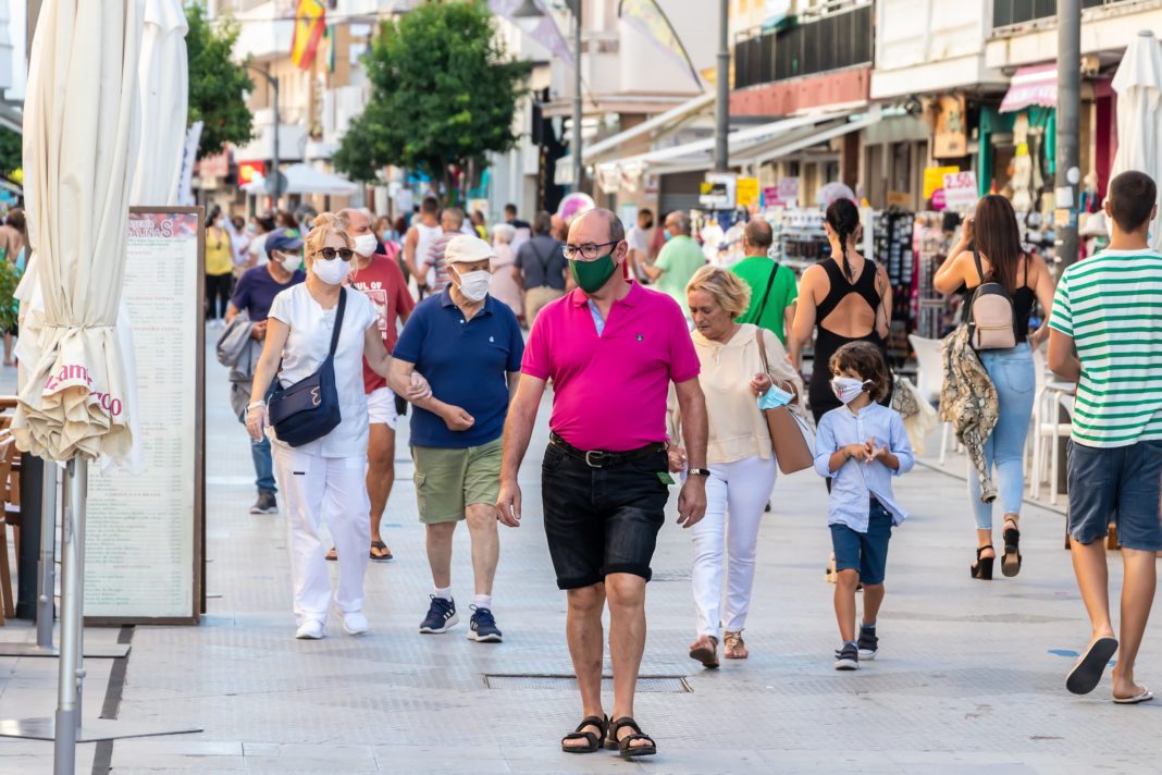 Spania ar putea renunţa în curând la purtarea măştii de protecţie pe stradă