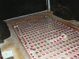 500 de pachete de ţigări, descoperite de poliţiştii de frontieră în podeaua unui microbuz