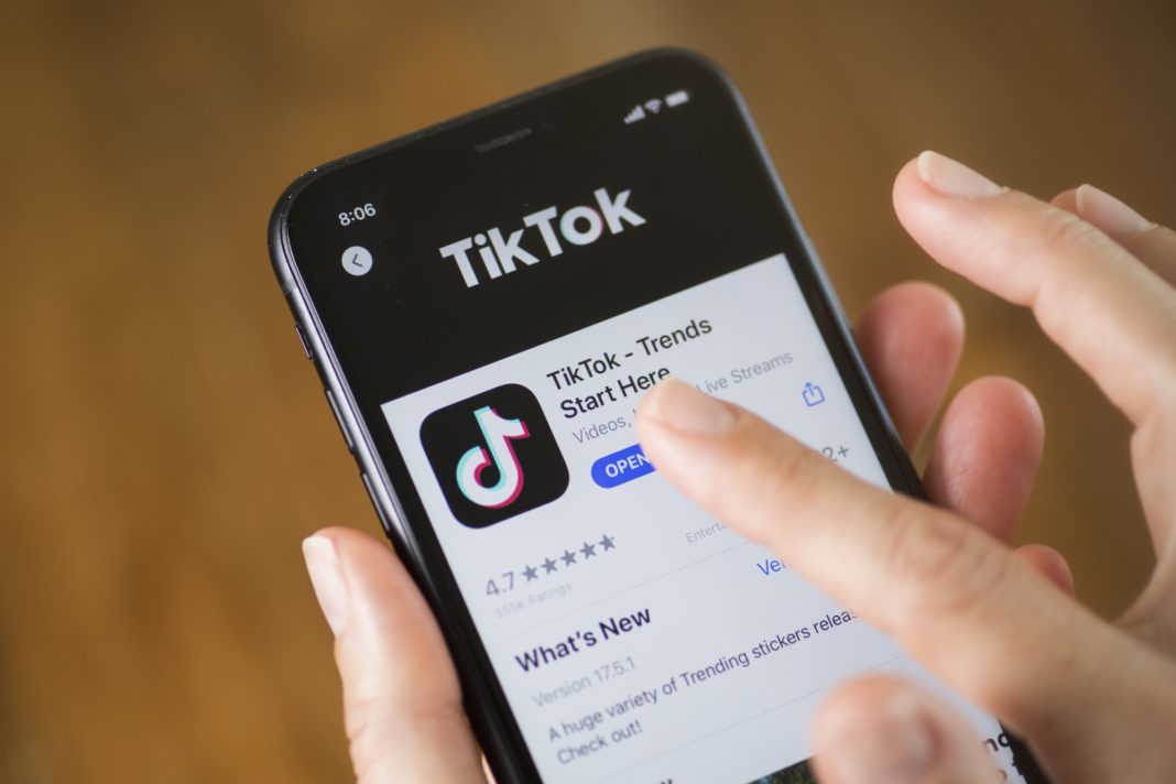 Mii de părinţi dau în judecată TikTok şi cer despăgubiri, în Olanda