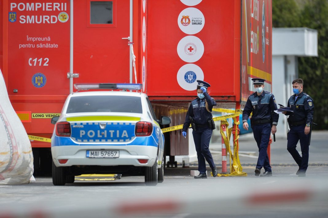 Două persoane, reţinute în dosarul decesului a trei pacienţi în TIR-ul ATI de la 