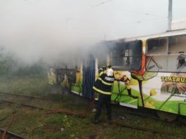 Un tramvai aparţinând RAT Craiova a fost mistuit de flăcări în data de 27 mai, pe când se afla în trafic. O expertiză tehnică a stabilit cauzele incendiului.