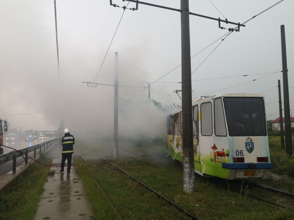 Un tramvai aparţinând RAT Craiova a fost mistuit de flăcări în data de 27 mai, pe când se afla în trafic. O expertiză tehnică a stabilit cauzele incendiului.