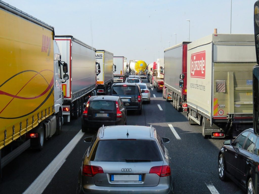 Transportatorii de marfă vor circula, vineri, cu viteză redusă pe cele mai importante artere din ţară