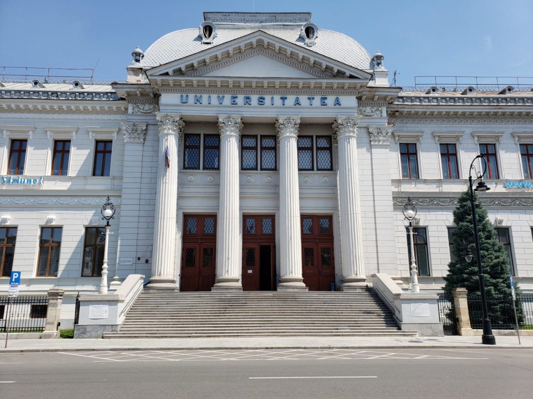 Oferta educațională a Universității din Craiova, prezentată în fața Teatrului „Sorescu“