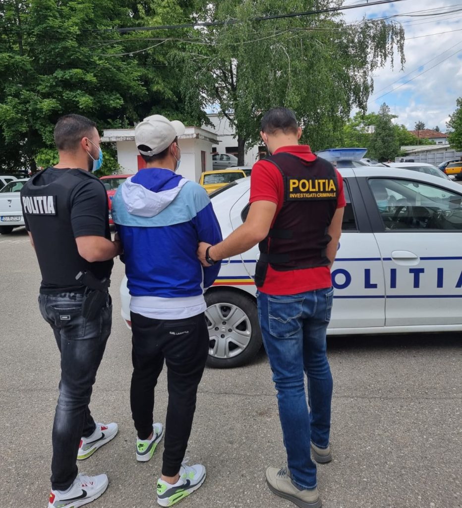 Urmărit internaţional, prins băut şi drogat la volan