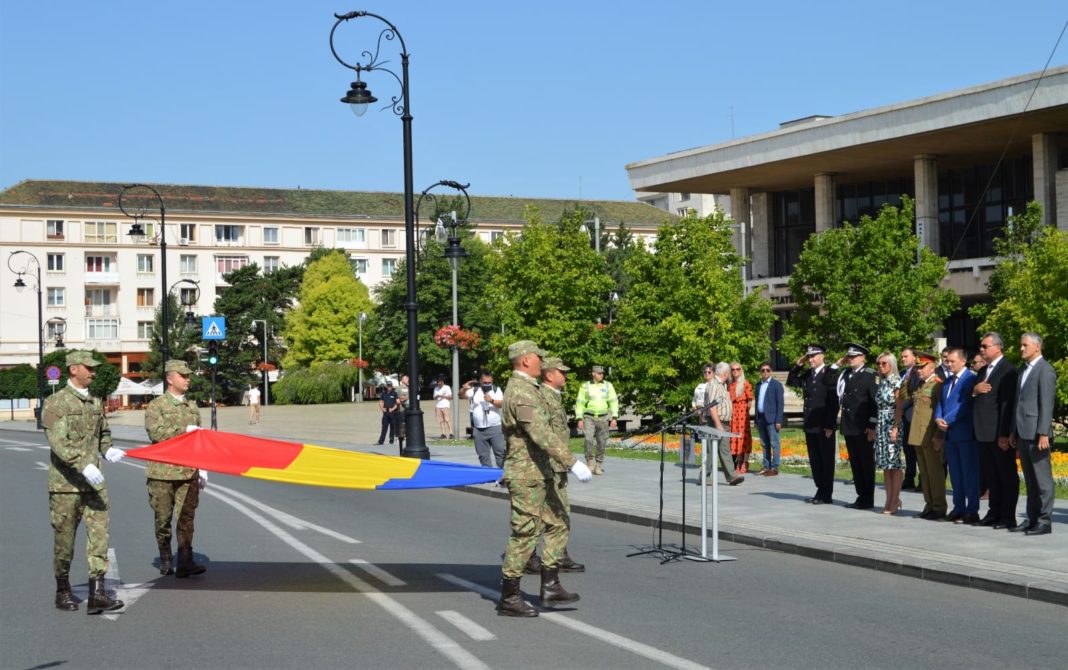 Ziua Drapelului Național a fost sărbătorită și la Craiova. Pe piațeta din fața Teatrului Național a avut loc un ceremonial militar-religios.