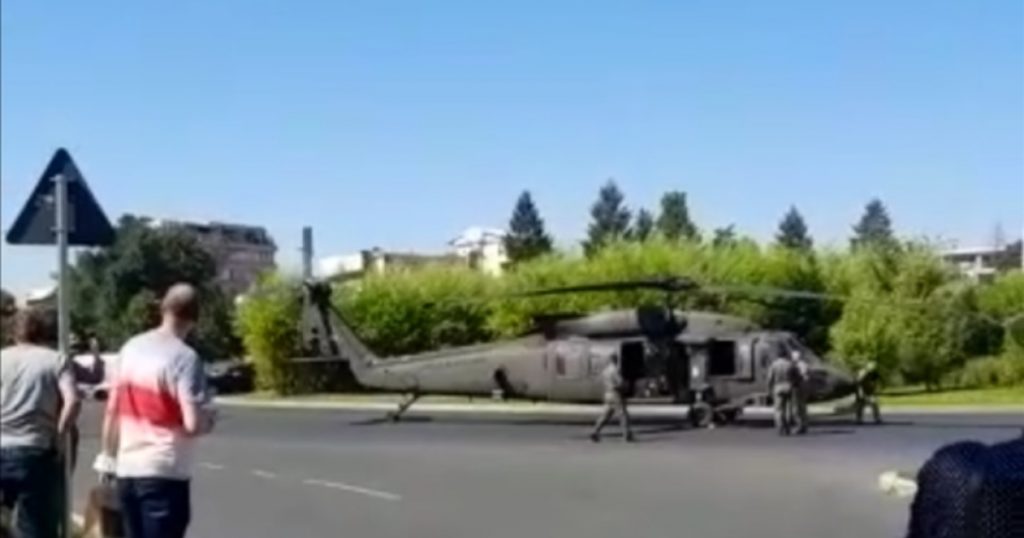 (VIDEO) Un elicopter militar american a aterizat forțat într-un sens giratoriu din București