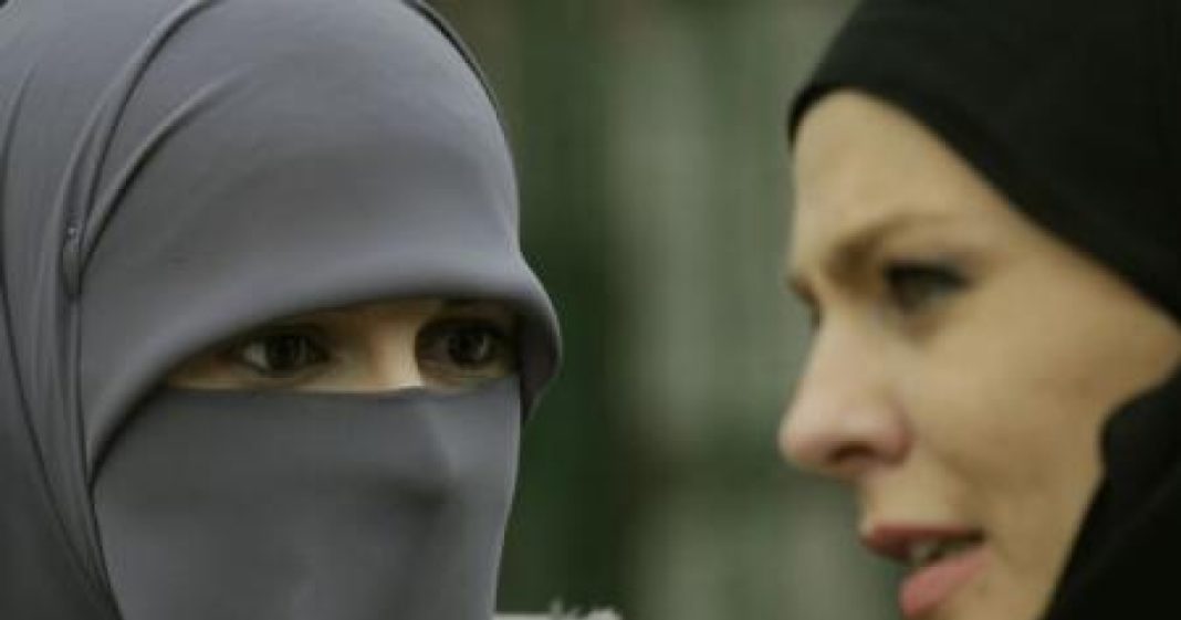 CJUE: Interzicerea purtării vălului islamic la locul de muncă nu este discriminatorie