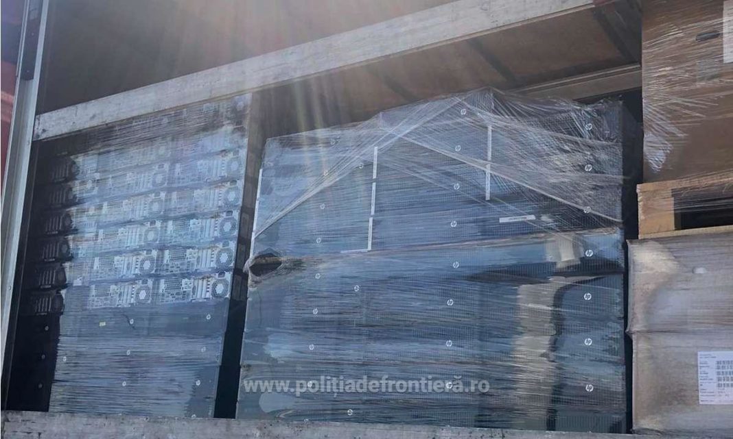 Peste 22 tone de deșeuri textile, încălțăminte și calculatoare uzate au fost oprite de polițiștii de frontieră din Borș