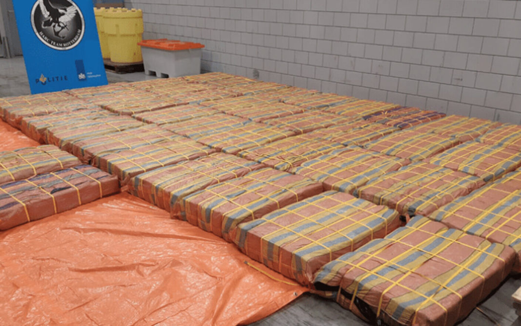 Trei tone de cocaină, descoperite într-un transport de piure de banane