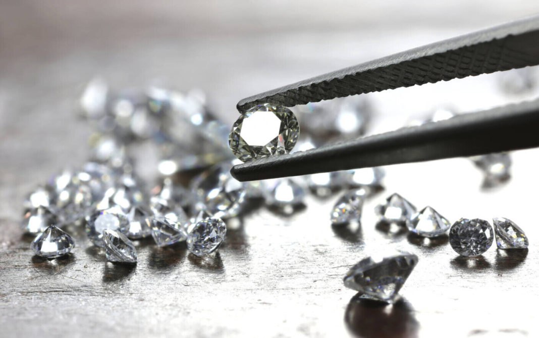 O româncă a furat diamante în valoare de peste 4 milioane de lire sterline