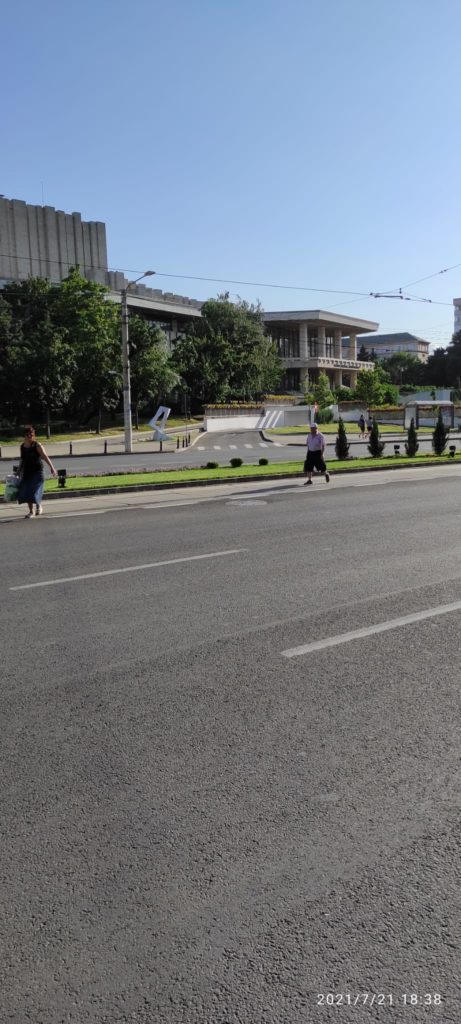 Ce amenzi riscă pietonii craioveni care traversează prin locuri interzise