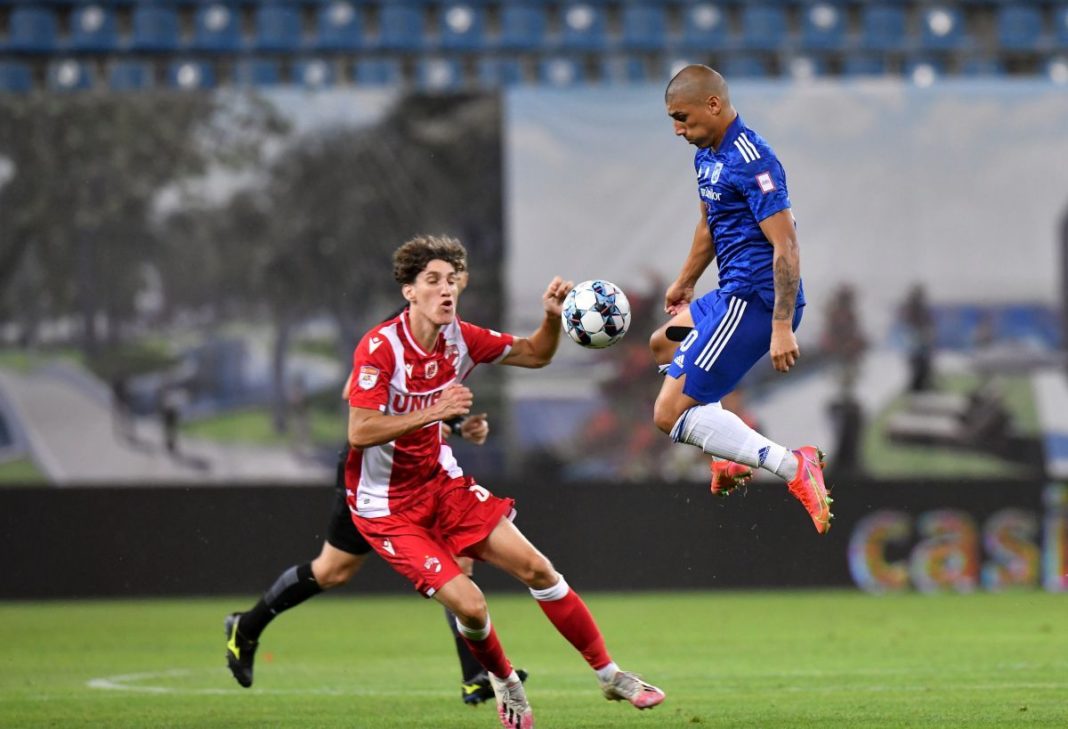 Juan Bauza (albastru) a contribuit din plin la golul lui Hugo Vieira din meciul cu Dinamo (Foto: Cristi Preda, gsp.ro)