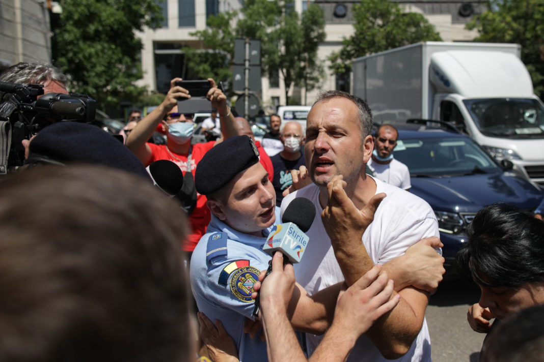 Incidente violente la sediul DNA, chiar în momentul în care și-a făcut apariția Liviu Dragnea (Foto: Inquam Photos / Octav Ganea )