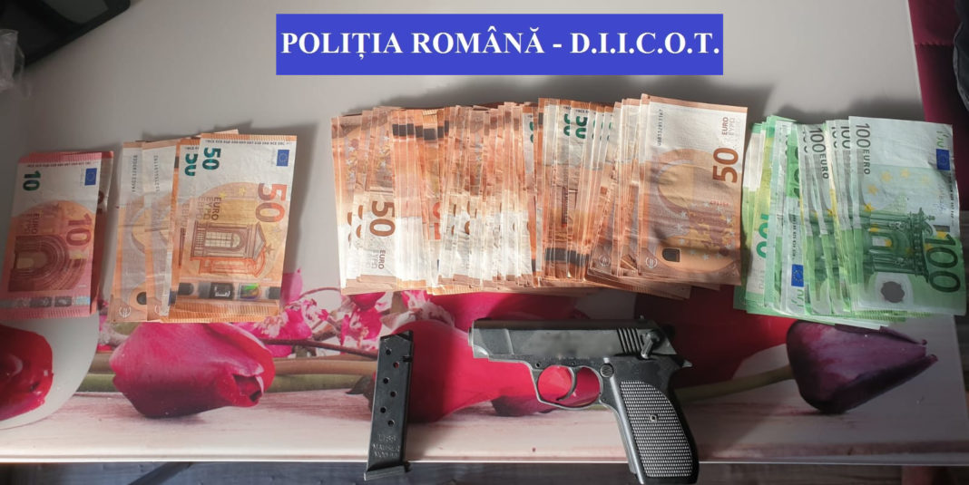 Polițiștii au ridicat, în vederea continuării cercetărilor, peste 105.000 de euro, 20.300 de lei