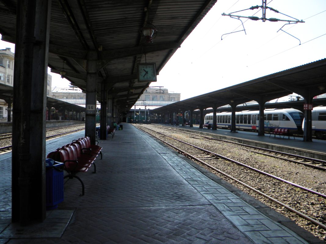 Un tren a plecat din Gara de Nord din București la ora la care ar fi trebui să ajungă deja la destinație, la Pitești