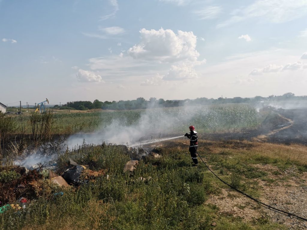 Incendiu de vegetație pe circa 10 hectare, la Coțofenii din Față