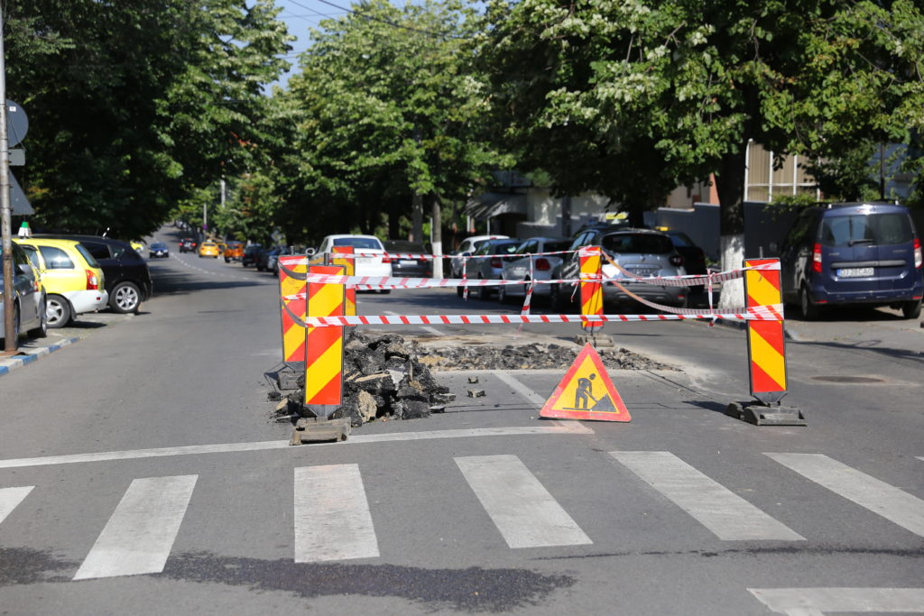 Cum crede primăria că va scăpa de gropile apărute după intervenţia furnizorilor de utilităţi