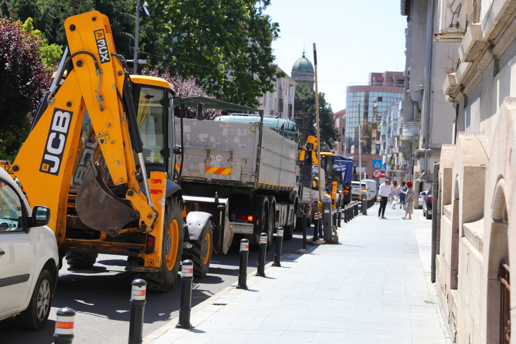 Constructorul containerelor îngropate, grevă cu utilajele în faţa CJ Dolj