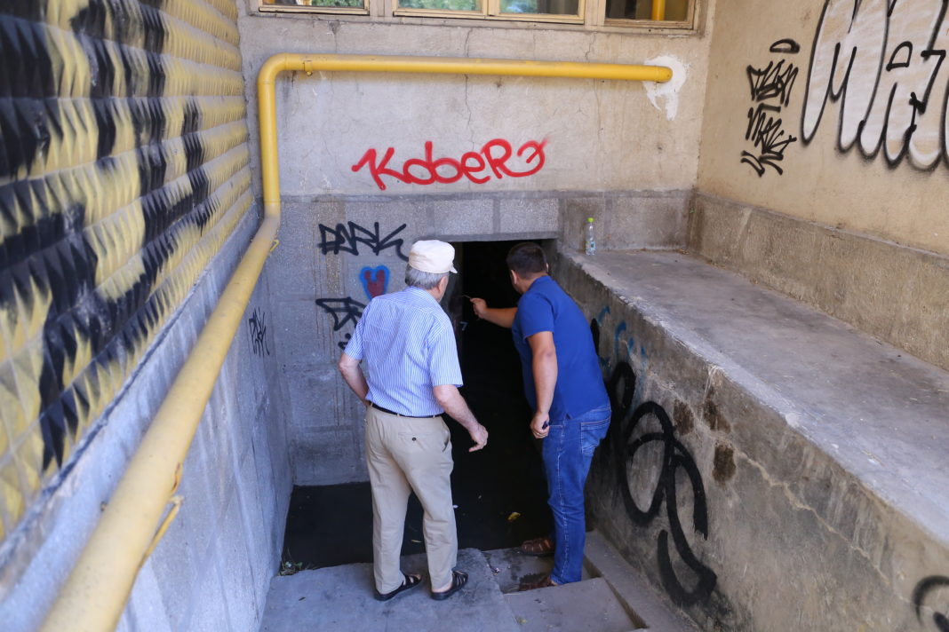 Locatarii unui bloc din Craiova, sufocaţi de mirosul subsolului inundat