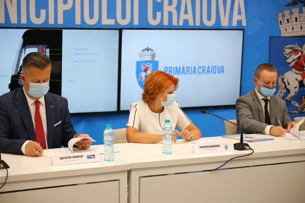 Primăria Craiova a semnat contractul cu firma poloneză Pesa pentru furnizarea celor 17 tramvaie noi destinate transportului în comun Primăria Craiova a semnat contractul cu firma poloneză Pesa pentru furnizarea celor 17 tramvaie noi destinate transportului în comun