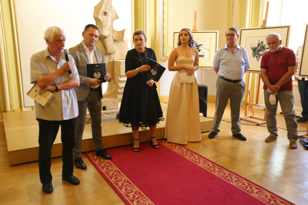 La eveniment au fost prezenți atât Emilian Ștefârță, directorul Muzeului de Artă, Emil Boroghină, directorul Teatrul Național din Craiova, Cosmin Vasile, președintele Consiliului Județean Dolj, Prof. Univ. Dr. Ion Deaconescu