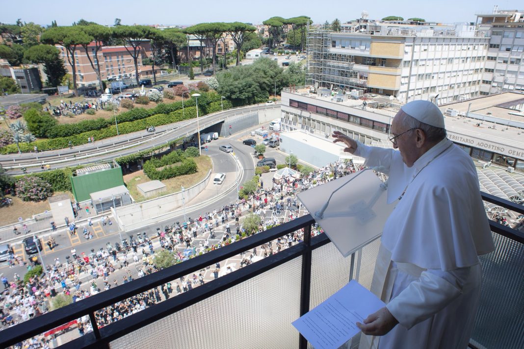Papa Francisc va rămâne internat alte câteva zile după operație (CNS photo/Vatican Media via Reuters)