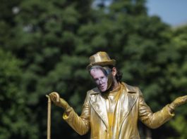 Activiştii de mediu au dezvelit în Piaţa Victoriei o statuie care îl întruchipează pe premierul Florin Cîțu ”poleit în aur” (Foto: Octav Ganea)
