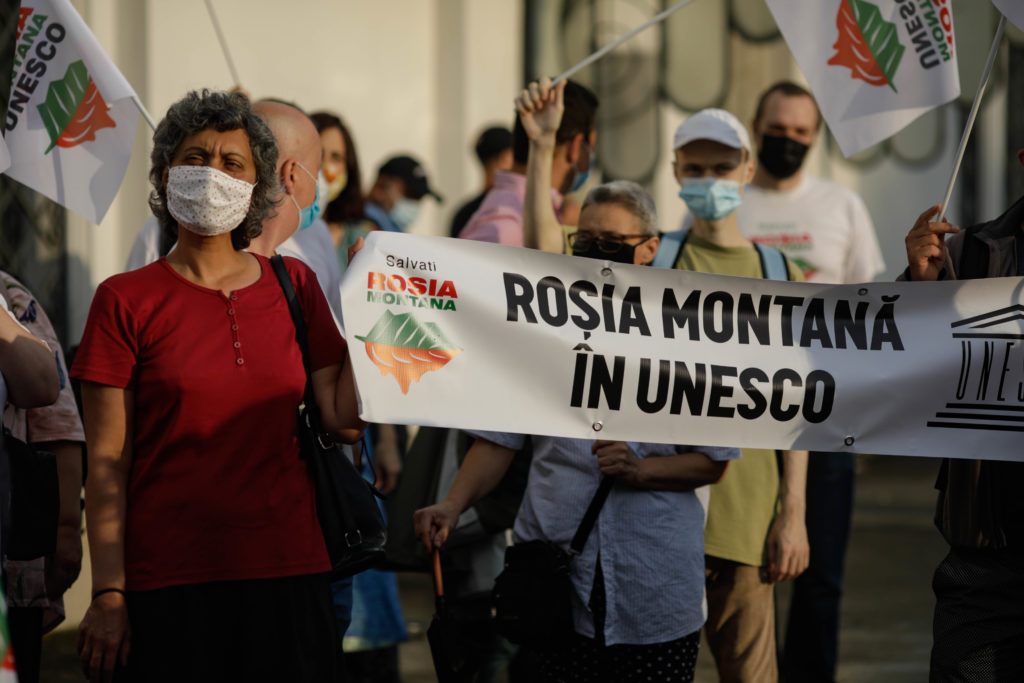 Protest la Cotroceni: Participanţii îi cer preşedintelui Iohannis să intervină pentru a salva Roşia Montană