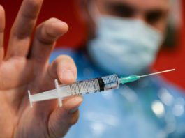 Grecia impune vaccinarea obligatorie anti-Covid a personalului medical
