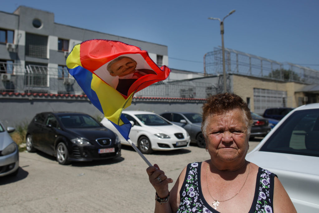 Dragnea, așteptat la Rahova de câțiva susținători
