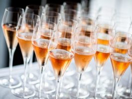 Scandalul șampaniei continuă. Franța amenință Rusia cu Organizația Mondială a Comerțului