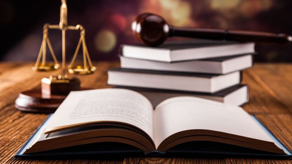Caz inedit! Cum a ajuns o adolescentă să-şi dea în judecată părinții