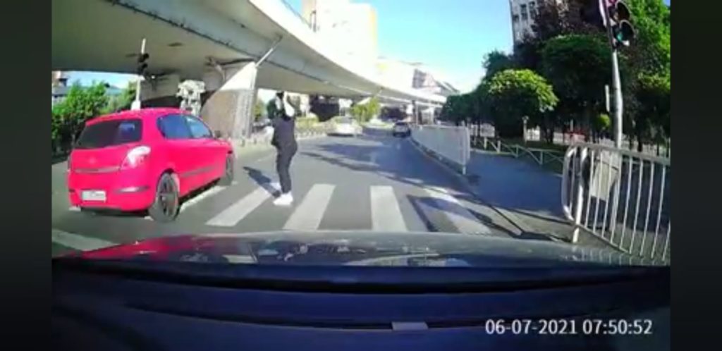 (VIDEO) Femeie, la un pas să fie spulberată pe o trecere de pietoni