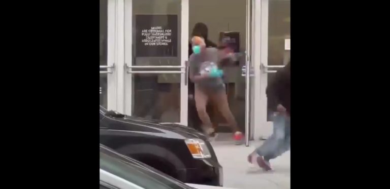(VIDEO) Jaf cu tupeu, în plină zi, la un magazin de lux. Hoții plecă în fugă cu brațele pline