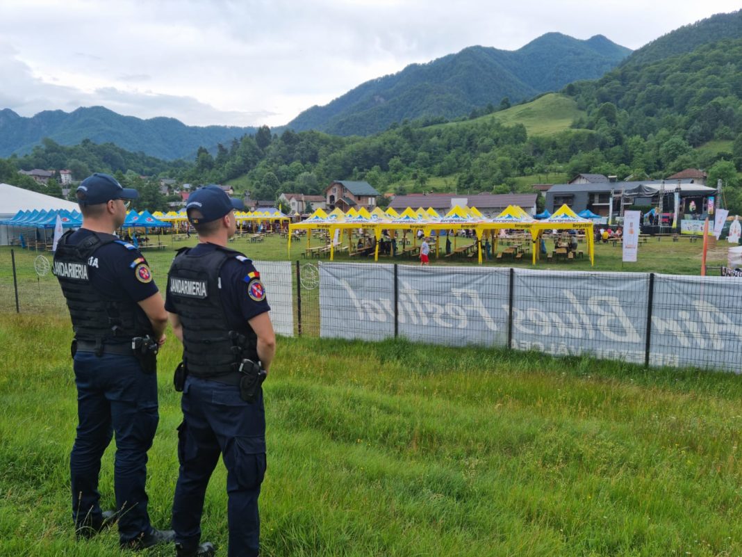 Jandarmii craioveni asigură ordinea la Festivalul de muzică de la Brezoi